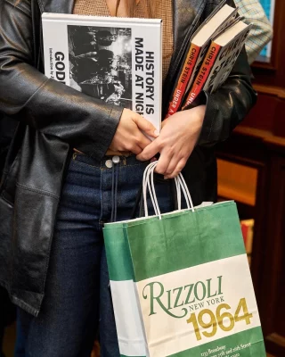 Get a head start on your holiday shopping this #SmallBusinessSaturday! 🛍️✨ Find gifts for everyone on your list while showing extra love for the businesses that make Flatiron & NoMad so special. 

Head to our website to explore our holiday gift guide via LINK IN BIO.

Featuring: 
🎁 @rizzolibookstore
🎁 @noiretblancnyc_
🎁 @maisonten
🎁 @topdrawershop
🎁 @fotocarenyc
🎁 @memoriesofnewyork
🎁 @anntaylor
🎁 @mureandgrand