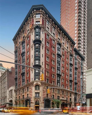 Next stop: Flatiron & NoMad. 🧳🏙️ 

Book your stay at one of the historic or contemporary hotels in the neighborhood for your home away from home via LINK IN BIO. 

Featuring:
🛌 @hotelsevillenomad
🛌 @editionnewyork
🛌 @theevelynnyc
🛌 @ritzcarltonnewyorknomad
🛌 @martiniquenyc